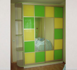 Шкаф купе в детскую комнату с цветным стеклом