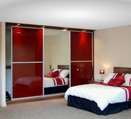 Спальня со шкафом купе красных тонах