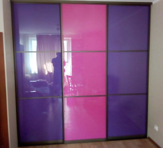 Встроенный шкаф купе детская цветное стекло 