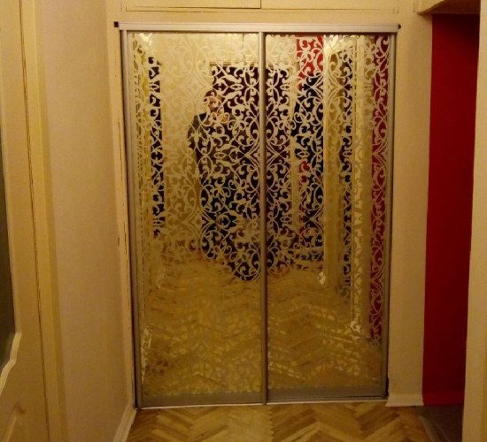 Двери-купе с пескоструйным рисунком на зеркале