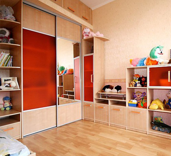Красный детский шкаф из массива дерева